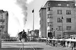 91 1940 und 91 1941 (beide vom Bw Rostock) rangieren am Bahnübergang mit der achtteiligen (!) Schrankenanlage in der St.-Georg-Straße in Rostock.  (04.1938) <i>Foto: Karl Eschenburg</i>