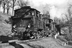 91 1941 und 91 1940 (beide vom Bw Rostock) unterwegs auf dem Verbindungsgleis vom Stadthafen zum Rostocker Hbf. Nach den Bombardierungen vom April 1942 konnte die Anschlußbahn nicht mehr genutzt werden. Heute existieren davon noch eine Straßenunterführung und eine Fußgängerbrücke, teilweise wurde die Strecke überbaut.  (04.1938) <i>Foto: Karl Eschenburg</i>