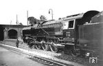 Am Bahnsteigende hat die fabrikneue 01 099 im heimatlichen Lehrter Bahnhof in Berlin einem Altonaer Schnellzug bespannt. Die Gleisanlagen werden von der Invalidenstraße überquert. Durch den gemauerten Brückenbogen verläuft das Zuführungsgleis zu den Segmentdrehscheiben am Postbahnhof.  (1931) <i>Foto: Herbert Treichel</i>