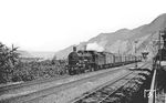 38 3158 (Bw Niederlahnstein) fährt mit einem Personenzug in Kestert auf der rechten Rheinstrecke ein. (1937) <i>Foto: Adam Raisch</i>