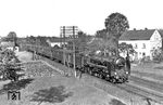 17 1183 (Bw Görlitz) vor E 110 zwischen Arnsdorf (Sachs) und Bischofswerda in Großharthau. Erwähnenswert bei der Lok sind die um den Kessel bzw. die Rauchkammer hinter dem Schornstein herum geführten Dampfabzugsrohre. Diese Einrichtung besaßen nur die 10 Lok aus der Linke-Hofmann-Lieferung.  (08.1936) <i>Foto: DLA Darmstadt (Hubert)</i>