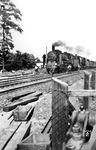 Eine preußische S 10¹ und eine 01 passieren mit einem Schnellzug aus Königsberg (Pr) eine Gleisbaustelle an einem unbekannten Ort Ostpreußens. (1937) <i>Foto: Privatfoto</i>