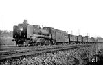 T 38 3255 (Bw Kassel) mit Abdampfturbinentriebtender vor einem Güterzug bei Kassel. Der Tender 1B2' T 16 war eine Neukonstruktion der Fa. Henschel. Seine beiden Treibachsen waren zusammen mit der vorderen Laufachse fest im Rahmen angeordnet. Die beiden hinteren Laufachsen waren in einem Einheitsdrehgestell angebracht. Damit hatten Lok und Tender die Achsfolge 2'C+1B2'. Der Abdampf wurde in einer dreistufigen Dampfturbine der Bauart Zoelly weiter genutzt. Die Turbine war quer eingebaut und arbeitete mit einem Untersetzungsgetriebe auf eine Blindwelle, die vor der ersten Treibachse angeordnet war. Der weitere Antrieb erfolgte mit Treibstangen auf die beiden Treibradsätze. Nachdem sich Schäden am angetriebenen Tender häuften, baute man die Lok 1937 in Normalausführung zurück. Der Tender wurde verschrottet. Die Lok versah nun als gewöhnliche P 8 ihren Dienst bis 1959 und war zuletzt in Minden (Westf) stationiert. (1929) <i>Foto: Rudolf Kreutzer</i>