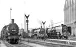 Als typisches Wende-Bw zeichnete sich das im Westen von Köln gelegene Bw Köln Bbf aus. So warten hier die Gastloks 38 3101 (Bw Niederlahnstein), 38 3264 (Bw Wanne-Eickel Hbf), 17 289 (Bw Düsseldorf Abstellbf) und 03 156 (Bw Gießen) auf ihre Rückleistung. (21.03.1936) <i>Foto: DLA Darmstadt (Bellingrodt)</i>