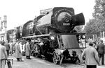 Als Ersatz für die preußische P 8 schuf die Deutsche Reichsbahn in der DDR 1954 zwei Prototypen für eine Universallok ihres Neubauprogramms. An den Lokomotiven mit der Achsfolge 1'D erprobte man unterschiedliche Feuerungen und verschiedene andere neue Baugruppen aus. Wie bei der DB schieden allerdings die Neubauloks vor den alten Länderbahnmaschinen aus, die sie eigentlich ersetzen sollten. Auf der Leipziger Herbstmesse präsentiert der VEB Lokomotivbau "Karl Marx" (LKM) Babelsberg die fabrikneue 25 001 (die spätere 25 1002) den interessierten Besuchern. (09.1954) <i>Foto: Gerhard Illner</i>
