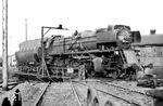 Die mit einer Kohlenstaubfeuerung des Systems Wendler ausgerüstete 25 1001 im Bw Nordhausen. Die 1955 abgelieferte 25 1001 wurde zuerst im Bahnbetriebswerk Arnstadt stationiert. Auf den Strecken nach Meiningen und Saalfeld soll sich die Maschine gut bewährt haben. Am Ende schütze dies das Einzelstück nicht vor der Ausmusterung im Jahr 1967. (1960) <i>Foto: Georg Hey</i>