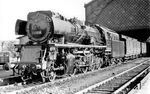 Der im Juli 1955 beim Bw Halle (Saale) P in Dienst gestellte Erprobungsträger 25 001 erhielt eine Rostfeuerung mit Stoker, die auch für die Verfeuerung von Braunkohlenbriketts geeignet sein sollte, während die Schwesterlok 25 1001 mit einer Kohlenstaubfeuerung des Systems Wendler lief. Die Stoker-Feuerung der 25 001 bewährte sich jedoch nicht. Deshalb wurde die inzwischen beim Bw Arnstadt beheimatete Lok 1958 ebenfalls auf Kohlenstaubfeuerung umgebaut und am 10.05.1958 in 25 1002 umgezeichnet. Dabei erhielt sie den auf Kohlenstaubfeuerung umgebauten Tender der 44 054. Am 12.05.1960 wechselte 25 1002 vom Bw Arnstadt zum Bw Senftenberg, kehrte aber nach zwei Jahren wieder nach Arnstadt zurück. Das Bild zeigt die Lok während ihrer Senftenberger Einsatzzeit im Bahnhof Dresden-Neustadt.  (1960) <i>Foto: Georg Otte</i>