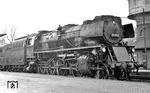 25 1002 vor einem Personenzug nach Erfurt in Arnstadt Hbf. Nach der Rückkehr vom Bw Senftenberg am 08.12.1962 stand sie bis zur Abstellung am 28.06.1964 erneut dem Bw Arnstadt zur Verfügung. Letztlich zeigten die Betriebseinsätze, dass die Lokomotiven der Baureihe 25 nicht als Universallokomotiven, aber auch nicht als Ersatz für die preußische P 8 geeignet waren. Auch ein Einsatz als Alternative zur Baureihe 03 war nicht möglich. Dazu kamen noch verschiedene technische Probleme mit verschiedenen Aggregaten sowie Rissen in den Schweißnähten des Stehkessels und des Rahmens. Folgerichtig rollten beide Loks 1964 aufs Abstellgleis. 25 1002 wurde am 14.09.67 z-gestellt und am 26. November 1968 von der HvM zur Ausmusterung freigegeben. Anschließend folgte im April 1969 die Verschrottung beim VEB Metallaufbereitung Nordhausen und die Absetzung aus dem Lokbestand per 23.04.1969. (22.04.1963) <i>Foto: Gerhard Illner</i>