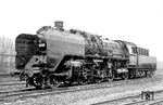 23 001 in der klassischen Standardaufnahme "links schräg". Der Entwurf der Baureihe 23 erfolgte durch das Vereinheitlichungsbüro der Reichsbahn, nachdem man von abweichenden Konzeptionen zur Erzielung höherer möglicher Heizflächenbelastungen, wie sie die Hauptverwaltung der Reichsbahn umsetzen wollte, zum Beispiel mit Verbrennungskammerkessel oder langer, schmaler Feuerbüchse im Stile Garbes, dann in Hinblick auf den Vereinheitlichungsgedanken doch wieder Abstand genommen hatte. 1941 wurden zwei Baumusterlokomotiven von den Schichau-Werken in Elbing gebaut und ausgeliefert. Geplant war die Beschaffung von 800 Lokomotiven, die jedoch, bedingt durch den Zweiten Weltkrieg, storniert wurden. (11.1941) <i>Foto: RVM-Filmstelle Berlin (Maey)</i>