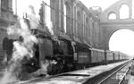 Auch wenn die Bildqualität etwas zu wünschen übrig lässt, vermittelt das seltene Bilddokument den Eisenbahnalltag im kriegszerstörten Berlin. 23 002 (Bw Jüterbog) ist mit einem Reisezug im Anhalter Bahnhof angekommen. An der Lok fallen die etwas kürzeren Windleitbleche im Vergleich zur Schwesterlok 23 001 auf. Der Anhalter Bahnhof wurde 1952 stillgelegt und ab 1959 abgetragen. 23 002 hingegen war bis 1958 in Einsatz, zuletzt beim Bw Halle (Saale) P. Nach langer Abstellzeit auf "warten L3" folgte 1967 die Ausmusterung.  (1948) <i>Foto: Karl-Heinz Brust</i>