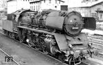 Nach dem Krieg verblieben die beiden Baumusterloks der Baureihe 23 bei der Deutschen Reichsbahn. 23 001 wurde am 10.05.1954 dem Bw Halle (Saale) P zugeteilt und für die neugebildete Versuchs- und Entwicklungsstelle der Maschinenwirtschaft (VES-M) Halle (Saale) als Versuchsträger vorgehalten. 1961 erhielt sie einen für die Baureihe 50 entwickelten Reko-Kessel, jedoch mit Oberflächenvorwärmer. Gerhard Illner konnte die Lok im Heimat-Bw bildlich dokumentieren.  (11.05.1962) <i>Foto: Gerhard Illner</i>