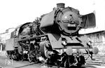 Standardaufnahme der mit einem Reko-Kessel der Baureihe 50 ausgerüsteten 23 001 im Heimat-Bw Halle (Saale) P. Anstelle des Mischvorwärmers ist die Lok mit dem Oberflächenvorwärmer ausgestattet.  (11.05.1962) <i>Foto: Gerhard Illner</i>