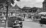 Am 7. Februar 1882 wurde die „Berliner Stadteisenbahn“, und mit ihr der Bahnhof Zoologischer Garten mit einer 71 Meter langen Halle, für den „Localverkehr“ eröffnet. Ab 1884 hielten dort auch Vorortzüge und durchlaufende Fernzüge der Ost-West-Relationen im hierfür mit einem zweiten Bahnsteig unter einer 109 Meter langen Halle versehenen Bahnhof. Für die 1936 geplanten Olympischen Spiele wurde der Bahnhof grundlegend umgebaut und die Gleisanlagen der Fernbahn erweitert. Das Bild zeigt den alten Bahnhof Zoo kurz vor dem Abriß. (1934) <i>Foto: Hans Hartz</i>