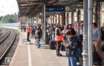 Nach der Sperrung der Rheintalstrecke zwischen Karlsruhe und Offenburg wurde auch die Geduld der Reisenden auf die Probe gestellt. Im Fernverkehr fuhren die Züge aus Süden nur bis Baden-Baden. Dann ging im Bus weiter nach Rastatt, wo der Anschlusszug wartete. Die Fahrt mit dem Schienenersatzverkehr über die Autobahn dauerte allerdings allein etwa eine Stunde länger als mit dem Zug. Ende September hatte sich die Situation in Rastatt zufriedenstellend eingespielt, da die Anschlusszüge in der Regel trotz Staus auf der A 5 erreicht wurden. Auch der Einsatz zahlreicher Reisendenhelfer wurde von den Bahnfahrern durchaus positiv aufgenommen. In Rastatt wird hier der ICE 74 nach Kiel erwartet. (26.09.2017) <i>Foto: Joachim Schmidt</i>