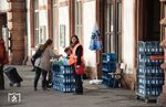 Um die Laune der wartenden Reisenden zu heben, verteilte die Bahn auf den Bahnhöfen, wie hier in Rastatt, kostenlose Getränke. (26.09.2017) <i>Foto: Joachim Schmidt</i>