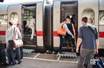 Die Einstieghilfen erforderten ein punktgenues Halten der Züge in Rastatt. Immerhin konnten Kunden auf der betroffenen Strecke ihre Fahrkarten für andere Züge - auch auf weitläufigen Umleitungsstrecken - nutzen oder diese bei Reiseverzicht ohne Gebühr zurückgeben. Neben den Fahrgastrechten für Verspätungen erstattete die DB auch Mehrkosten für Bahntickets, die aufgrund der Streckensperrung für längere Umwegstrecken gelöst wurden. (26.09.2017) <i>Foto: Joachim Schmidt</i>