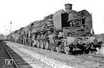 Nach dem Zweiten Weltkrieg verblieb ein Exemplar der französischen Dampflokomotive Klasse 241 A bei der Deutschen Reichsbahn der DDR. Sie diente als Versuchslok im Rahmen der Entwicklung der Kohlenstaubfeuerung und wurde 1952 aus dem Schadpark der RBD Greifswald entnommen und im RAW Zwickau umgebaut. Die Lok war ab Dezember 1953 beim Bw Dresden-Altstadt beheimatet und im Schnellzugdienst Dresden–Berlin eingesetzt. 1955 wurde die Lok nach nur 34000 km Laufleistung abgestellt. Das Bild zeigt 08 1001 mit weiteren Lokomotiven der Baureihe 18.0 abgestellt im Bw Dresden-Altstadt. Hinter der tenderlosen 08 stehen weitere abgestellte und z.T. wichtiger Ersatzteile beraubte Loks in folgender Reihenfolge: 18.0 - 84 - 18.0 und nicht eindeutig erkennbar wohl eine 38.2. (1957) <i>Foto: Georg Otte</i>