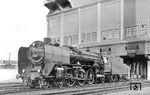 Sie steht als Sinnbild für die erste und wohl auch bekannteste Einheitsschnellzugdampflok der Deutschen Reichsbahn: 01 001 vom Bw Hamm (Westf) posiert vor der imposanten Hochbunkerbekohlungsanlage des Bw Köln Bbf.  (20.09.1932) <i>Foto: DLA Darmstadt (Bellingrodt)</i>