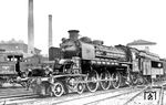 Fünf Jahre später ließ sich Hermann Maey im Bw München Hbf die kalte T 18 1002 aus dem Lokschuppen ziehen. Inzwischen ist sie mit Hoheitsschild ("Pleitegeier") bestückt. Ein Bombenschaden 1943 führte zur vorzeitigen Ausmusterung gemäß RVM-Verfügung 31 Fuv 265 vom 6. Oktober 1943. Der Kessel wurde anschließend auf ein Fahrgestell der Baureihe 52 montiert und diente bis 1964 in den Ausbesserungswerken München-Freimann und Ingolstadt als Prüfanlage für Kessel-Sicherheitsventile.  (31.07.1940) <i>Foto: RVM-Filmstelle Berlin (Maey)</i>