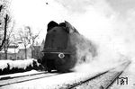 Die Hallenser 01 1058 durcheilt mit einem Schnellzug den winterlichen Bahnhof Rudolstadt (Thür). Gleich wird sie den Bahnhof Saalfeld (Saale) erreichen und den Zug an eine Ellok abgeben. (1942) <i>Foto: Privatfoto</i>