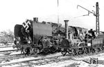 Das die 01 150 nicht irgendeine Lok ist, zeigte sich schon, als sie für die 100-Jahr-Feier der deutschen Eisenbahnen, gerade einmal 7 Wochen nach ihrer Abnahme im RAW Braunschweig, in Nürnberg antrat. Auf Hochglanz poliert, wurde sie leider auch mit dem damals typischen "Zierrat" verunstaltet. An der Spitze von nagelneuen 01-Schnellzugsloks zog 01 150, seit 15.10.1935 fabrikneu dem Bw Bebra zugeteilt, anschließend laut pfeifend am Publikum vorbei. Das Treffen mit dem Adler-Nachbau sollte sich dann 50 Jahre später nochmals am gleichen Ort wiederholen.  (08.12.1935) <i>Foto: RVM</i>