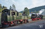 Zwei Epochen der IV K begegnen sich im Bahnhof Steinbach: 99 555 als sächs. 145 und 99 568 im Reichsbahn-Look. (30.09.2017) <i>Foto: Joachim Schmidt</i>