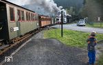 Früh übt sich, was ein richtiger Eisenbahnfotograf werden will. Jeder hat mal klein angefangen - und was bietet sich dann besseres an, als der schöne Nostalgiezug im Preßnitztal. (30.09.2017) <i>Foto: Joachim Schmidt</i>