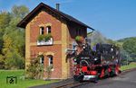 99 1590 vor dem vorbildlich restaurierten Wasserhaus in Steinbach. (30.09.2017) <i>Foto: Andreas Höfig</i>