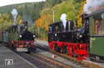 Zwei Epochen der IV K begegnen sich im Bahnhof Steinbach: 99 555 als sächs. 145 und 99 568 im Reichsbahn-Look. (30.09.2017) <i>Foto: Andreas Höfig</i>