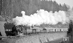 58 1207 mit einem Nahgüterzug von Schwarzenberg/Erz. nach Johanngeorgenstadt bei Antonsthal. (02.1976) <i>Foto: Burkhard Wollny</i>