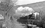 58 1207 mit dem Nahgüterzug aus Schwarzenberg/Erzgeb. kurz vor Breitenbrunn. (02.1976) <i>Foto: Burkhard Wollny</i>