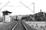 01 1001 vom Bw Leipzig Hbf West war die einzige 01.10, die den Reichsadler vorn am Bug trug und somit leicht zu identifizieren ist. Gleich passiert sie mit einem Schnellzug den Abzweig Saaleck bei Bad Kösen. Am Kilometerstein 0 beginnt links abzweigend die Saalebahn, geradeaus geht es nach Erfurt. Die Elektrifizierung der Saalebahn war gerade voll im Gange, am 5. Mai 1941 wurde der Abschnitt Göschwitz—Weißenfels zugeschaltet. Rechts oben die Burgruine Saaleck (runder Turm), dahinter die Rudelsburg.  (23.09.1940) <i>Foto: RBD Erfurt (Schrödter)</i>
