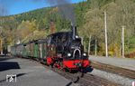 99 4511 vor dem best gepflegten Museumswagenpark der Preßnitztalbahn im Bahnhof Steinbach. (15.10.2017) <i>Foto: Andreas Höfig</i>
