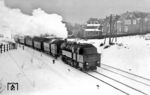 Aprilwetter im Bergischen Land: Nach einem Schneesturm trifft 93 1052 vom Bw Lennep mit P 1659 aus Wuppertal in Lüttringhausen ein.  (19.04.1936) <i>Foto: DLA Darmstadt (Bellingrodt)</i>