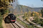 40 Jahre später hat die neue Bahn ganze Arbeit geleistet. Von dem Bw und den umfangreichen Gleisanlagen ist nur noch das Streckengleis nach Schwarzenberg, das gerade von 86 1333 befahren wird, und das Gleis nach Cranzahl übrig geblieben. (30.09.2017) <i>Foto: Joachim Schmidt</i>