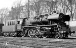 Die Baureihe 23.10 war eine Weiterentwicklung der kriegsbedingt nur in zwei Exemplaren gebauten Einheitsdampflok der Baureihe 23 durch die Deutsche Reichsbahn der DDR. Es wurden allerdings nur die Abmessungen des Trieb- und Laufwerkes übernommen. Die Lokomotiven erhielten einen Mischvorwärmer der Bauart IfS/DR und Kessel mit Verbrennungskammern sowie ein großzügiger gestaltetes Führerhaus. Ab der Betriebsnummer 23 1003 entfiel der Speisedom. Die insgesamt 113 seit 1957 in Dienst gestellten Exemplare wurden mit den Betriebsnummern 23 1001–1113 versehen. Mit Einführung der EDV-gerechten Nummerierung zum 1. Juni 1970 erhielten die Lokomotiven die neuen Betriebsnummern 35 1001–1113. Das Bild zeigt die fabrikneue Baumusterlok 23 1001 vor der Lokhalle der VES-M Halle (Saale) an der Volkmannstraße. Am 01.02.1957 wurde sie dem Bw Halle (Saale) P zugeteilt und bis zur Abgabe am 07.04.1959 an das Bw Rostock eingehend von der VES-M erprobt. (21.03.1957) <i>Foto: Gerhard Illner</i>