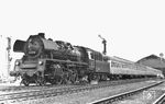 23 1090 (Bw Schwerin) verlässt mit D 161 in Richtung Stralsund den Lübecker Hbf.  (1960) <i>Foto: Carl Bellingrodt</i>