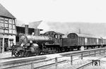 36 201 vom Bw Nordhausen hat mit einer Leig-Einheit im Bahnhof Speele (heute Staufenberg-Speele) auf dem Weg nach Kassel einen Verkehrshalt eingelegt. Für den Stückgut-Schnellverkehr auf der Relation Halle (Saale)—Kassel waren beim Bw Nordhausen noch bis Ende der 1930-Jahre stets Loks der Baureihe 36 stationiert.  (1929) <i>Foto: DLA Darmstadt (Maey)</i>