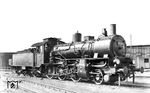 37 107 (ex "2101 Münster", Hanomag, Baujahr 1908) vom Bw Stettin Gb (die Bezeichnung "Gbf" galt erst ab 05.05.1941) präsentiert sich am Lokschuppen 3 im Bw Stralsund. Die preußische P 6 gelangte nach 1945 in den Hoheitsbereich des Ministerstwo Putej Soobschenija (MPS), dem Verkehrsministerium der Sowjetunion, wo sie um 1951 ausgemustert wurde. (21.06.1932) <i>Foto: DLA Darmstadt (Bellingrodt)</i>