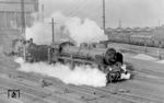 17 068 (Bw Dortmund Hbf) verlässt mit einer P 8 im Schlepp das Bw Köln Bbf. Schon zwei Monate später, im Juni 1932 wurde sie ausgemustert. (22.04.1932) <i>Foto: DLA Darmstadt (Bellingrodt)</i>