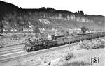 Ein unbekannter "Rollwagen" (Baureihe 38²) rollt mit P 436 vor der Kulisse der Schrammsteine im Elbsandsteingebirge durch den Bahnhof Krippen Vbf kurz vor Bad Schandau. Carl Bellingrodt notierte 38 259, die aber zum Aufnahmezeitpunkt in Chemnitz zu Hause war.  (20.06.1935) <i>Foto: DLA Darmstadt (Bellingrodt)</i>
