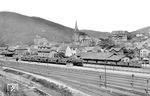 Blick auf den Bahnhof und Ort Altenhundem im Sauerland mit der auf Ausfahrt wartenden 93 1048 (Bw Erndtebrück) vor P 1367 und der Pfarrkirche St. Agatha. Zur Bewältigung des Güterverkehrs über die steigungsreichen Strecken des Sauerlandes waren beim Bw Altenhundem eine Vielzahl preußischer Lokomotiven der Baureihen 55, 57 und 58 stationiert. In den 1960er Jahren dominierte die Baureihe 44 mit bis zu 39 Maschinen gleichzeitig. (1931) <i>Foto: DLA Darmstadt (Bellingrodt)</i>