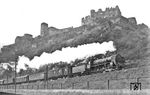 17 007 (Bw Mainz Hbf) fährt mit D 161 an der Ruine Rheinfels bei St Goar vorbei. Hinweis: Die Schreibweise von St Goar (ohne Punkt) entspricht der offiziellen Rechtschreibung der damaligen Zeit. (10.05.1931) <i>Foto: DLA Darmstadt (Bellingrodt)</i>