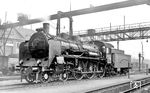 17 091 (Bw Osnabrück Hbf) im Wende-Bw Köln Bbf. Sie besitzt noch den Tender der ersten Bauart von 1914 und bereits eine elektrische Zugbeeinflussungsanlage, deren Schaltkasten in der Führerhauswand verbaut war.  (20.04.1932) <i>Foto: DLA Darmstadt (Bellingrodt)</i>