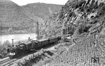 17 101 (Bw Deutzerfeld) verlässt mit D 164 (Amsterdam – Köln – Basel) den Loreley-Tunnel südlich von St Goarshausen. Der internationale Schnellzug mit Kurswagen von Hoek van Holland und Speisewagen bis Basel hielt damals sogar in Niederlahnstein. (25.05.1931) <i>Foto: DLA Darmstadt (Bellingrodt)</i>