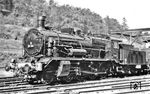 38 204 (Hartmann, Baujahr 1910) in ihrer Heimat-Dienststelle Bw Annaberg-Buchholz. Auffällig ist der tiefliegende Umlauf, mit dem die sächsische XII H2 von Hartmann bis zur Betriebsnummer 38 220 zur Auslieferung kam. Die Baureihe 38² war in den 1960er Jahren noch zahlreich auf der Zschopautalbahn im Einsatz, wurde aber später durch die Baureihe 86 verdrängt.  (10.10.1962) <i>Foto: Gerhard Illner</i>
