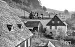 38 209 (Bw Annaberg-Buchholz) rollt einem Personenzug nach Flöha das Zschopautal hinab. Gerade passiert der Zug mit den alten Abteilwagen die Ortslage Hopfgarten zwischen Warmbad und Scharfenstein.  (10.10.1962) <i>Foto: Gerhard Illner</i>