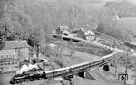 Die DR-Traditionslok 38 205 verlässt mit einem Sonderzug den Bahnhof Wolkenstein. Im Schmalspurteil des Bahnhofs steht ein Personenzug nach Jöhstadt. (03.05.1980) <i>Foto: Dieter Wünschmann</i>