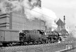 03 2002 (Bw Görlitz) vor der Kulisse der ehemaligen Zigarettenfabrik Jasmatzi in Dresden Mitte, wo u.a. die in der DDR bekannte Zigarettenmarke "f6" hergestellt wurde. (29.03.1974) <i>Foto: Joachim Claus</i>