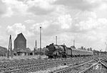 03 2154 (Bw Stendal) fährt mit E 540 aus Berlin-Schöneweide in Stendal ein. Vor dem Krieg war 03 154 mit einer parabolischen Rauchkammertür, einem windschnittigen Führerhaus und einer Verkleidung des Triebwerks ausgestattet (vgl. Bild-Nrn. 20156, 41354 - 41357). Durch die strömungsgünstige Lokverkleidung sollte die Zughakenleistung bei hohen Geschwindigkeiten gesteigert werden. Bei der vollverkleideten 03 193 war dies mit bis zu 48 % sehr beachtlich. (10.06.1974) <i>Foto: Joachim Claus</i>